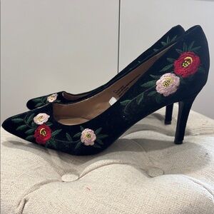 Beautiful Velvet w/floral embroidery pumps.